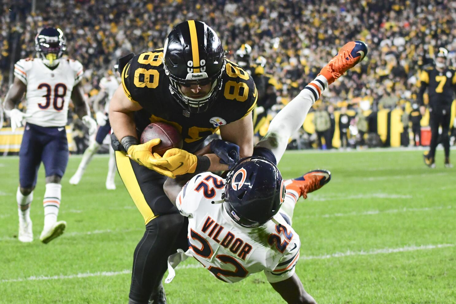 Close, Brutal, or Blowout? Steelers’ Balanced Attack vs. Bears’ Explosive Weapons